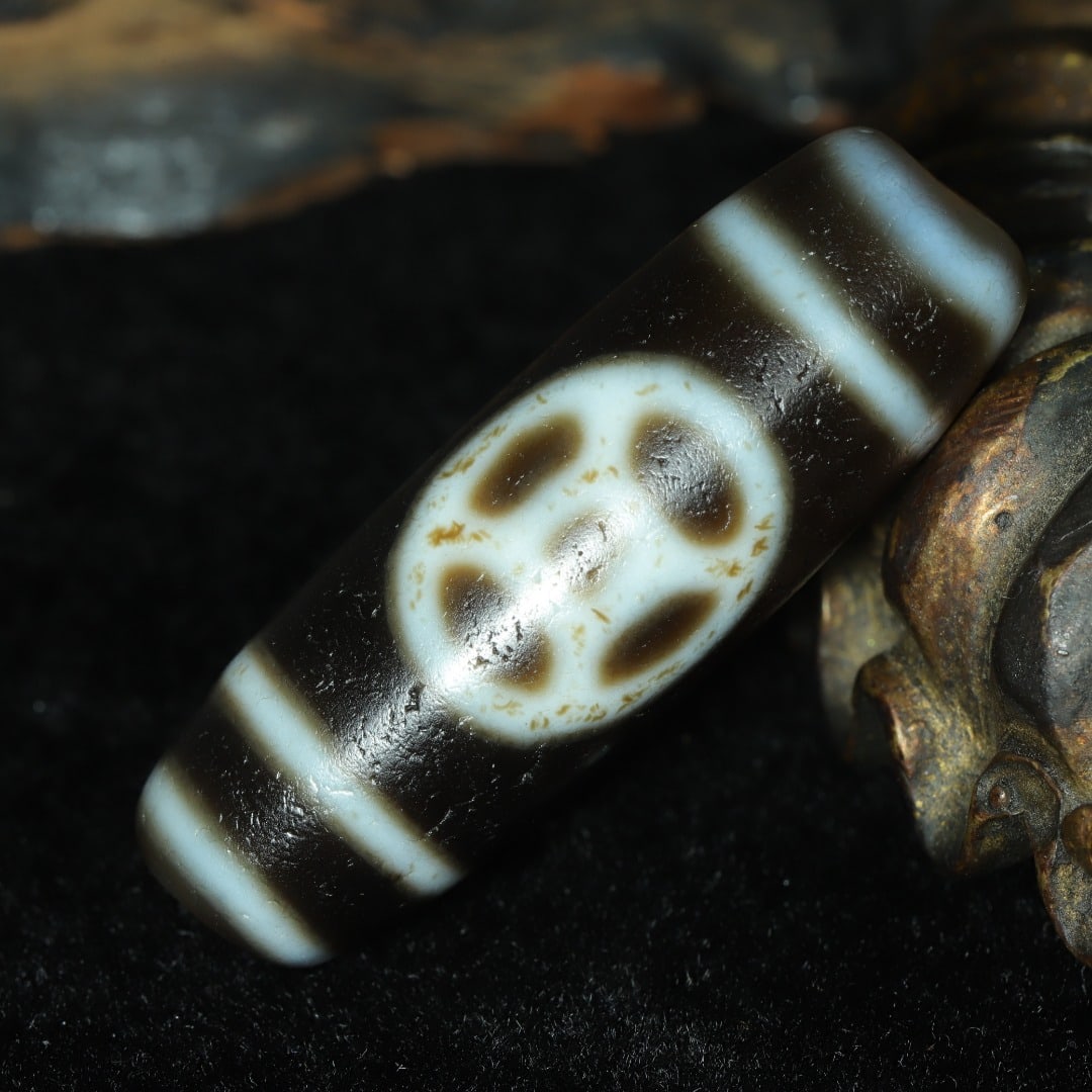 An Exquisite Dzi Bead Pendant: An Exquisite Dzi Bead Pendant，Size：42mmx15mm，Weight：14g 天珠挂件