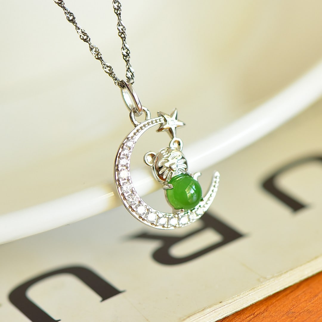 An Exquisite Sterling Silver Inlaid Jasper Pendant,Inlaid Diamonds: An Exquisite Sterling Silver Inlaid Jasper Pendant,Inlaid Diamonds,Size:5mmx5mm 纯银镶碧玉吊坠,嵌钻石