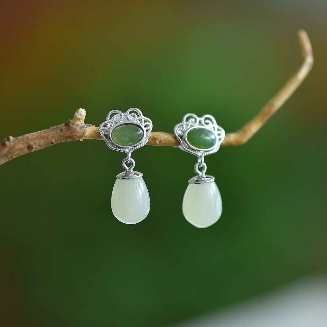 A Pair of Exquisite Sterling Silver Inlaid White Jade Earrings,Inlaid Jaspers: A Pair of Exquisite Sterling Silver Inlaid White Jade Earrings,Inlaid Jasper,Size:7mmx10mm 一对纯银镶白玉耳环，嵌碧玉