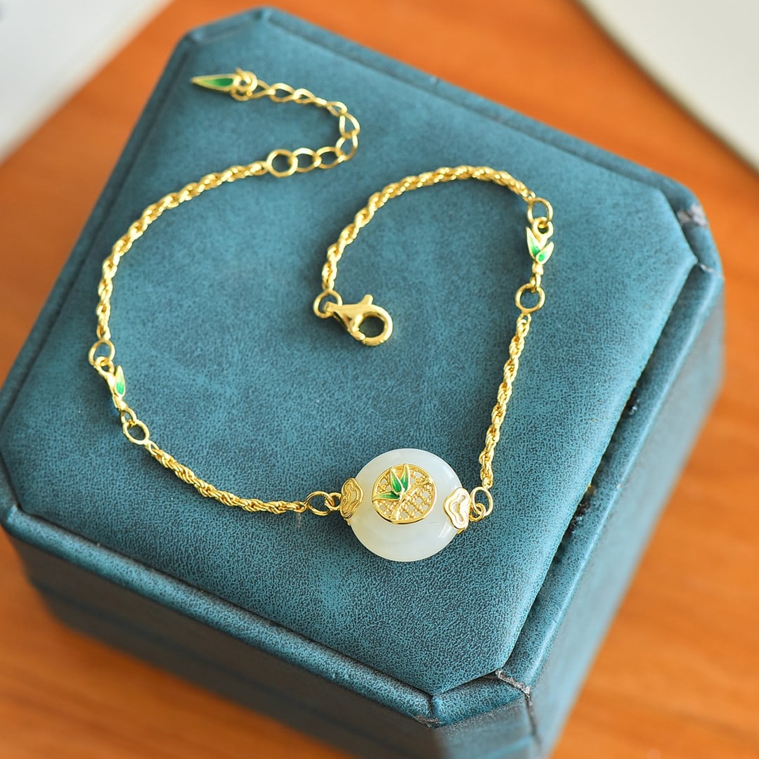 An Exquisite Sterling Silver-Gold Plated Inlaid White Jade Bracelet: An Exquisite Sterling Silver-Gold Plated Inlaid White Jade Bracelet,Size: 13mmx13mm 纯银镀金镶白玉手链