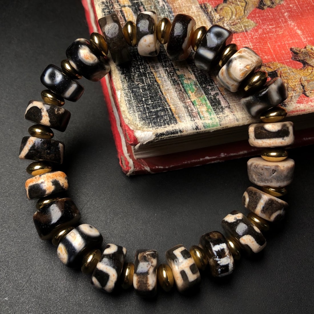 An Exquisite Dzi Bead Bracelets: An Exquisite Dzi Bead Bracelets,Size:13mmx6mm 天珠手串