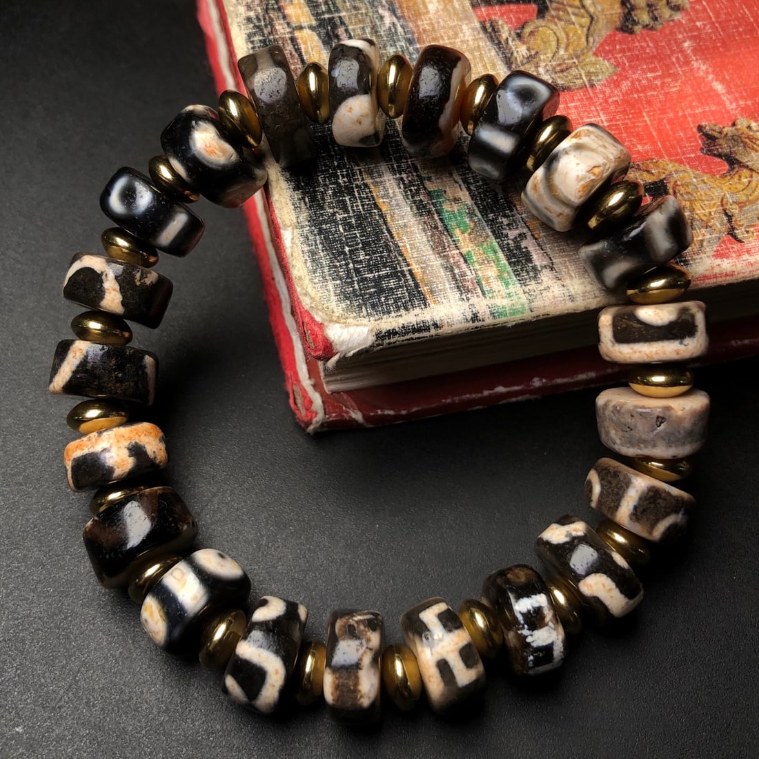 An Exquisite Dzi Bead Bracelets - 3