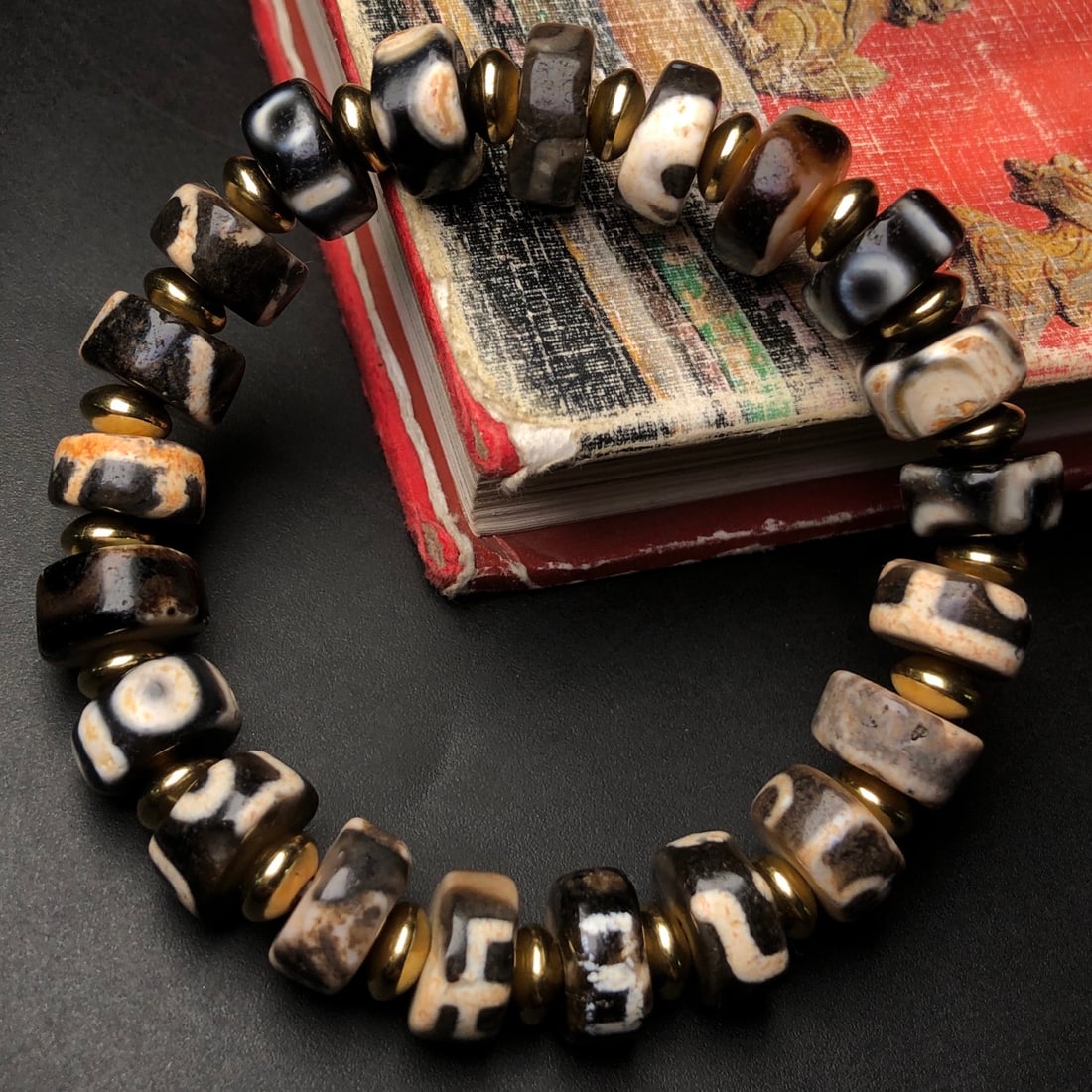 An Exquisite Dzi Bead Bracelets - 4
