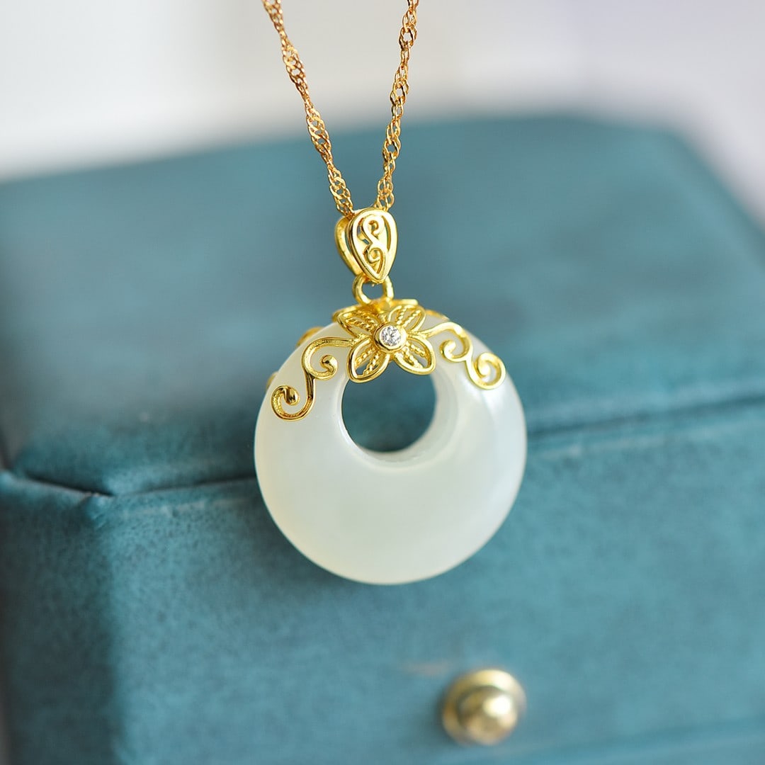 An Exquisite Sterling Silver-Gold Plated Inlaid White Jade Pendant: An Exquisite Sterling Silver-Gold Plated Inlaid White Jade Pendant,Size:20mmx20mm 纯银镀金镶白玉吊坠