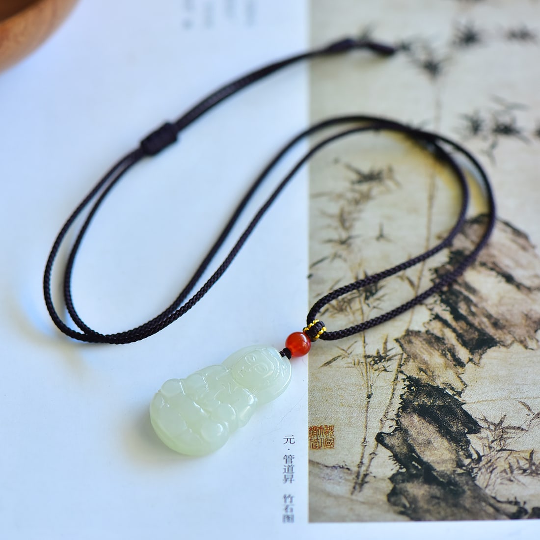 An Exquisite White Jade Avalokitesvara Pendant: An Exquisite White Jade Avalokitesvara Pendant,Size:38mmx23mmx8mm 寓意:吉祥 报平安 白玉观音像吊坠