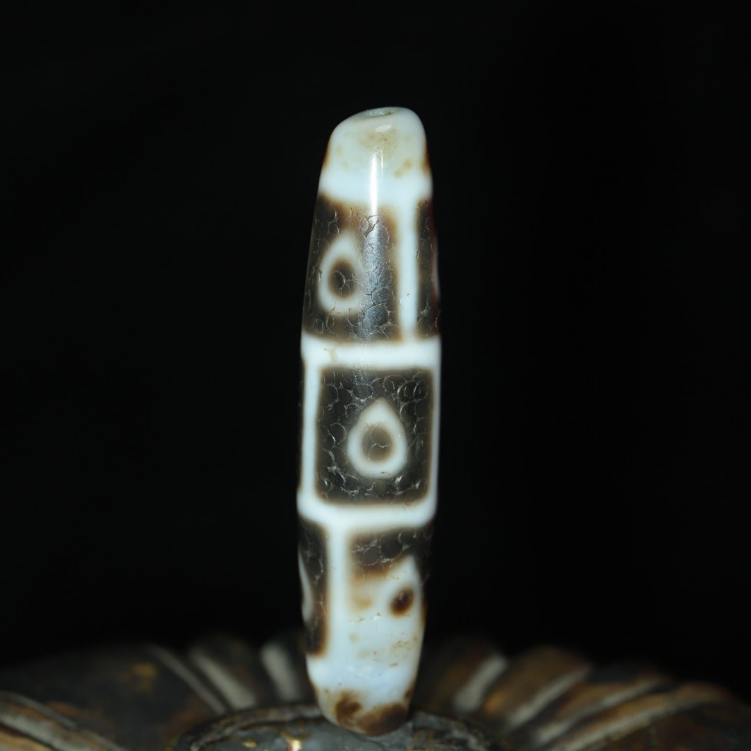 An Exquisite Nine Eyes Dzi Bead Pendant: An Exquisite Nine Eyes Dzi Bead Pendant，Size：55mmx13mm，Weight：13g 九眼天珠挂件