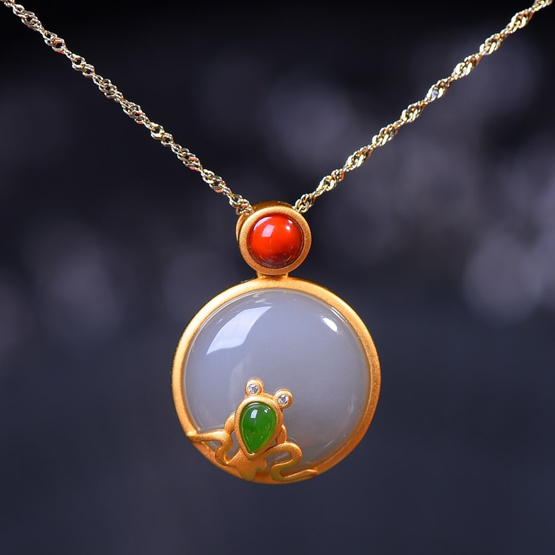 An Exquisite Sterling Silver-Gold Plated Inlaid White Jade Pendant: An Exquisite Sterling Silver-Gold Plated Inlaid White Jade Pendant,Size:17.5mmx17.5mm 纯银镀金镶白玉吊坠