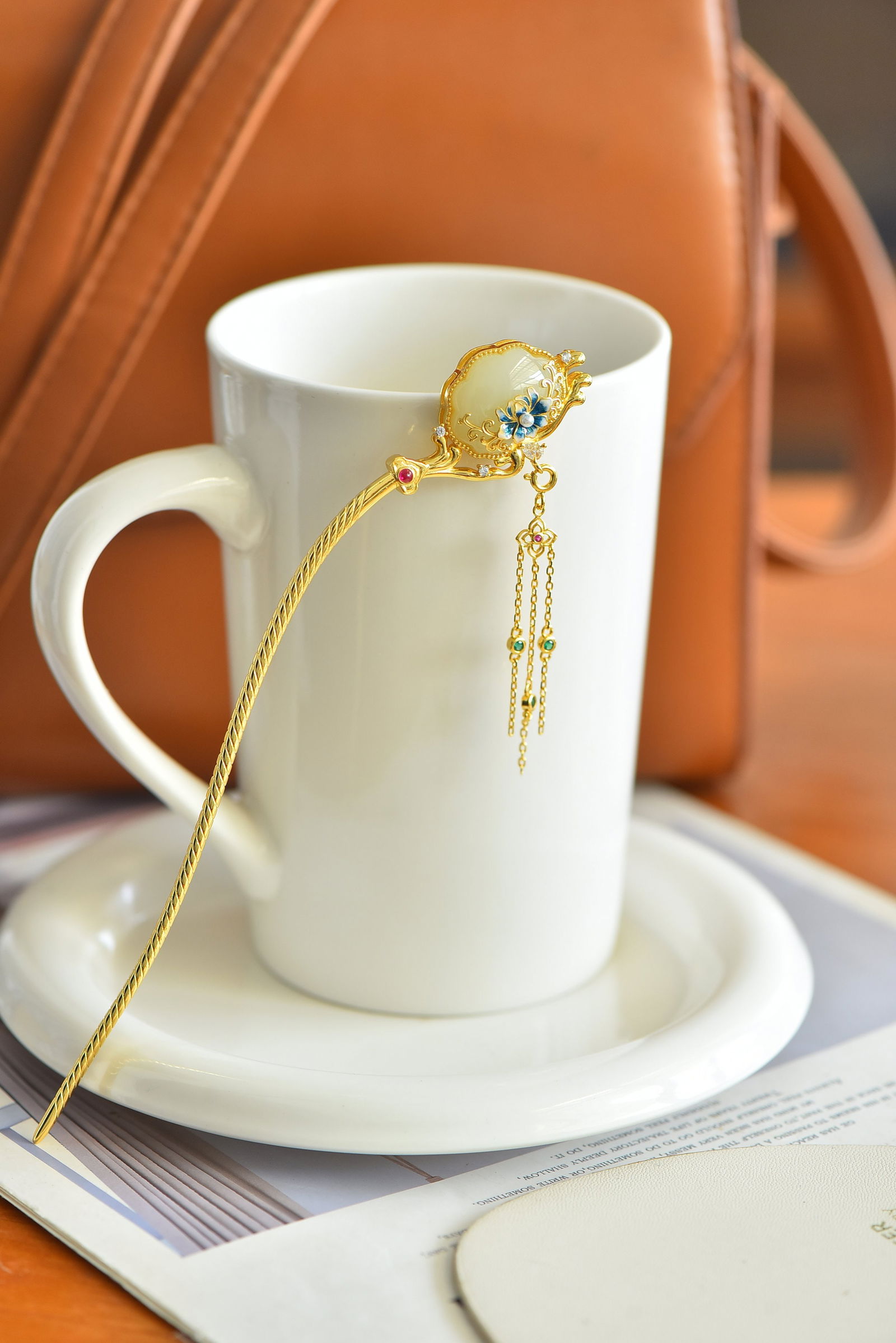 An Exquisite Sterling Silver-Gold Plated Inlaid White Jade Enamel Hairpin: An Exquisite Sterling Silver-Gold Plated Inlaid White Jade Enamel Hairpin,Size: 16mmx21mm 纯银镀金镶白玉珐琅发簪