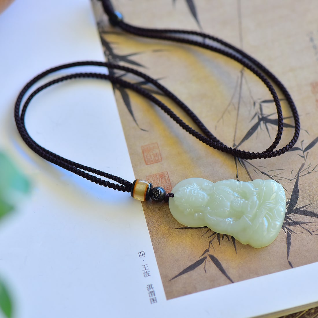 An Exquisite White Jade Avalokitesvara Pendant: An Exquisite White Jade Avalokitesvara Pendant,Size:46mmx27mmx7mm 
