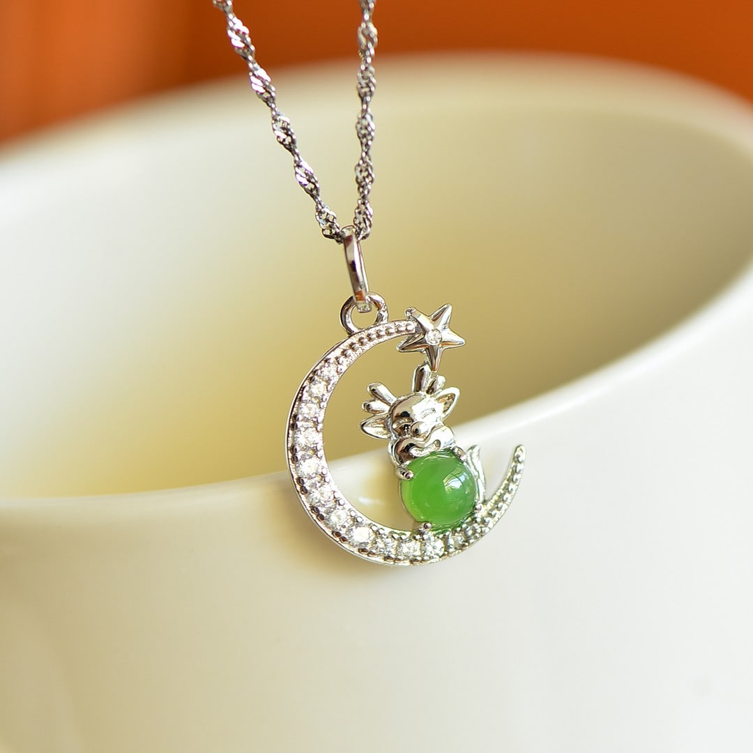 An Exquisite Sterling Silver Inlaid Jasper Pendant,Inlaid Diamonds: An Exquisite Sterling Silver Inlaid Jasper Pendant,Inlaid Diamonds,Size:5mmx5mm 纯银镶碧玉吊坠,嵌钻石