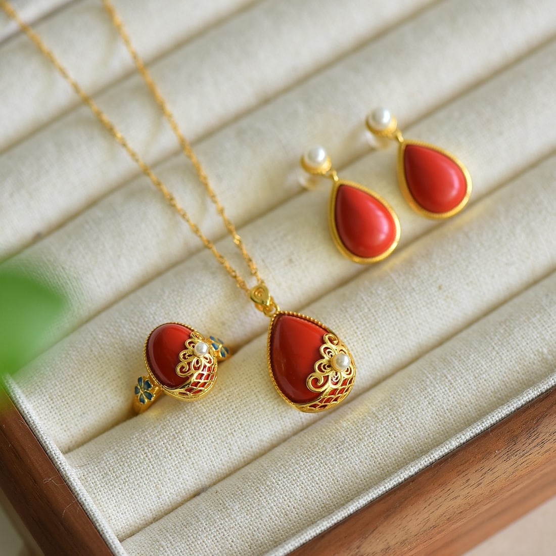 A Set of Fine Sterling Silver-Gold Plated Inlaid Cinnabar Jewelrys,Inlaid Pearls: A Set of Fine Sterling Silver-Gold Plated Inlaid Cinnabar Jewelrys,Inlaid Pearls,Size:(Pendant)13mmx18mm,(Earrings)10mmx14mm,(Ring)10mmx14mm 寓意:珍贵如初 