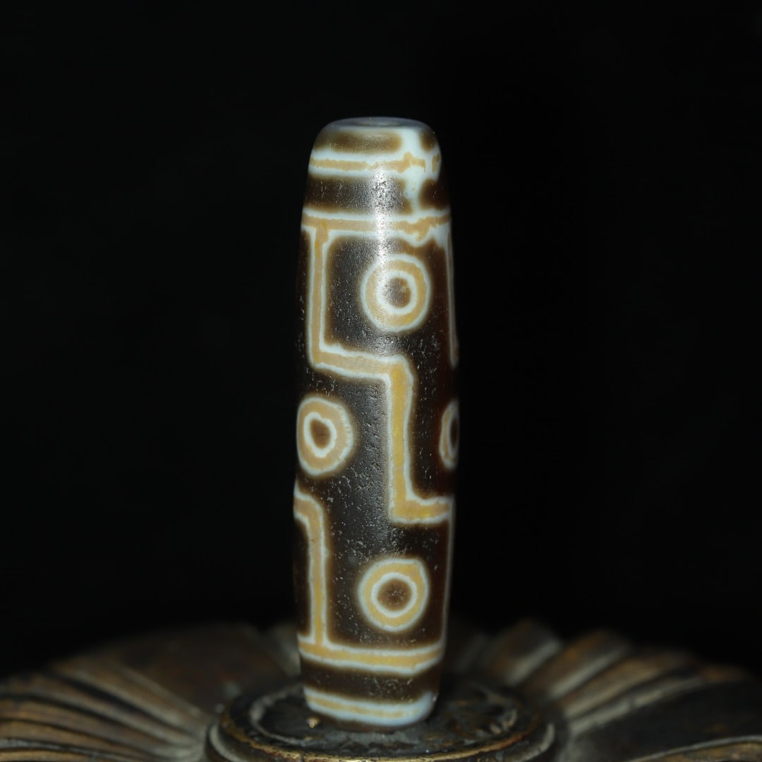 An Exquisite Nine Eyes Dzi Bead Pendant: An Exquisite Nine Eyes Dzi Bead Pendant，Size：59mmx15mm，Weight：25g 九眼天珠挂件