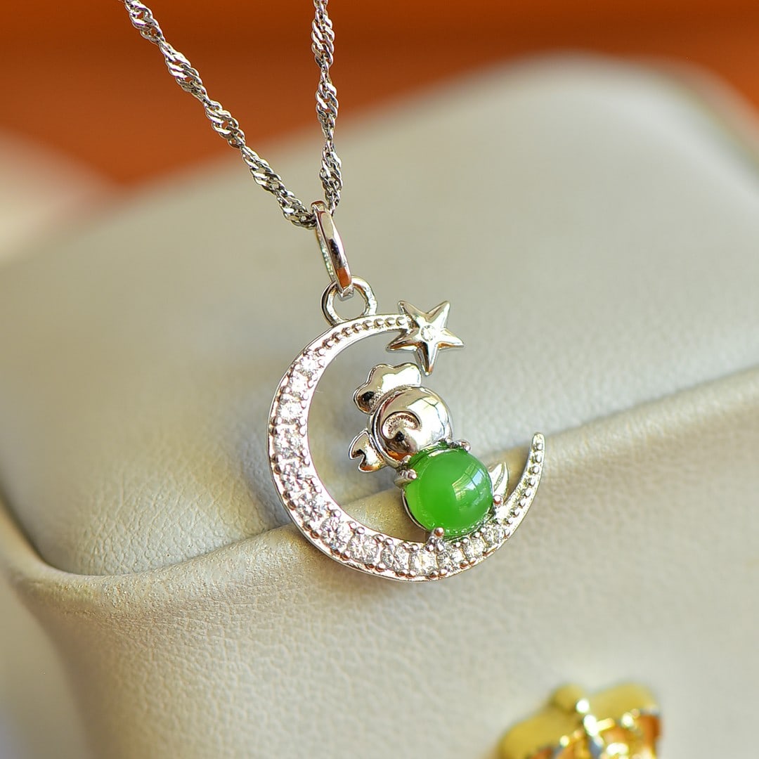 An Exquisite Sterling Silver Inlaid Jasper Pendant,Inlaid Diamonds: An Exquisite Sterling Silver Inlaid Jasper Pendant,Inlaid Diamonds,Size:5mmx5mm 纯银镶碧玉吊坠,嵌钻石