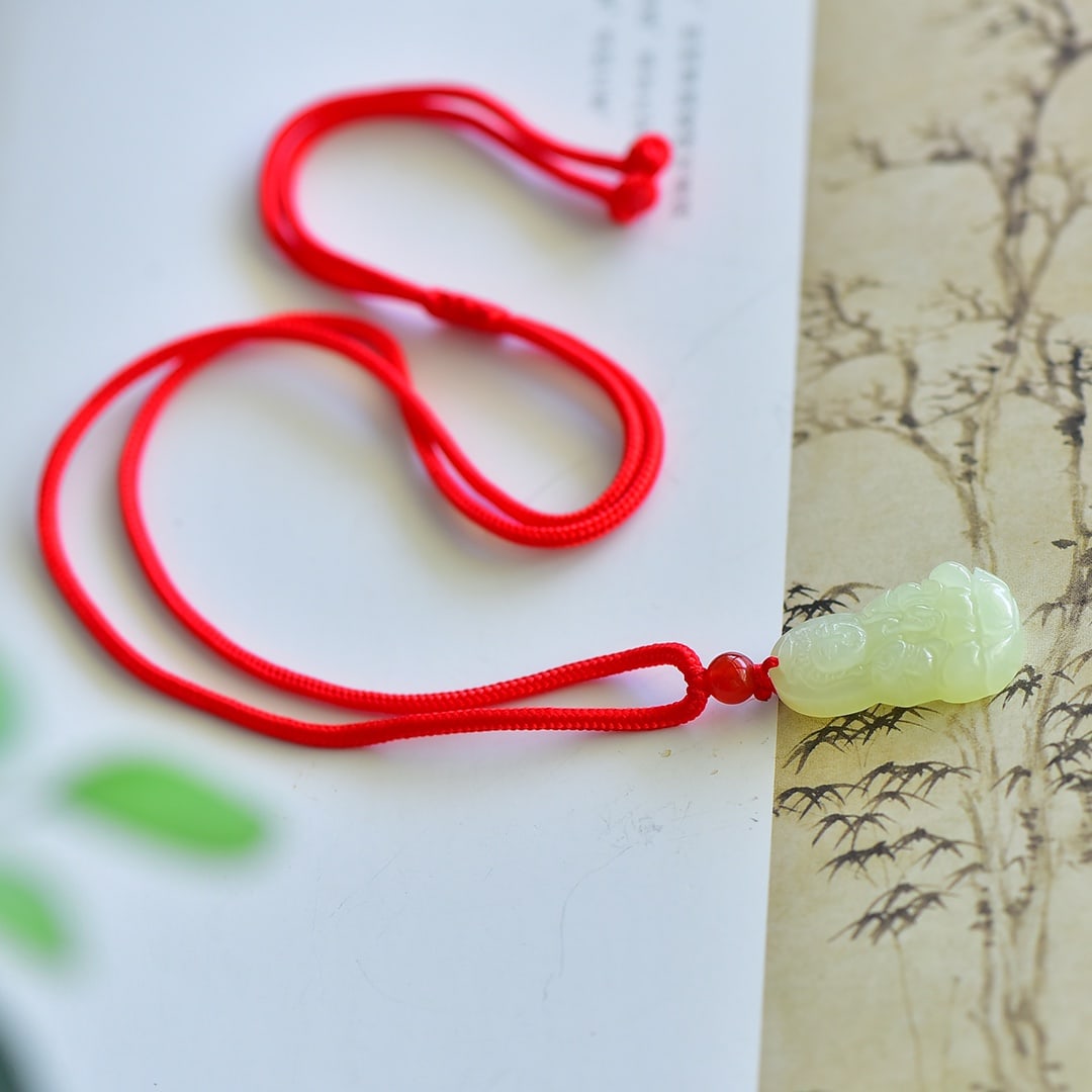 An Exquisite White Jade Avalokitesvara Pendant: An Exquisite White Jade Avalokitesvara Pendant,Size:16mmx30mm 白玉观音像吊坠