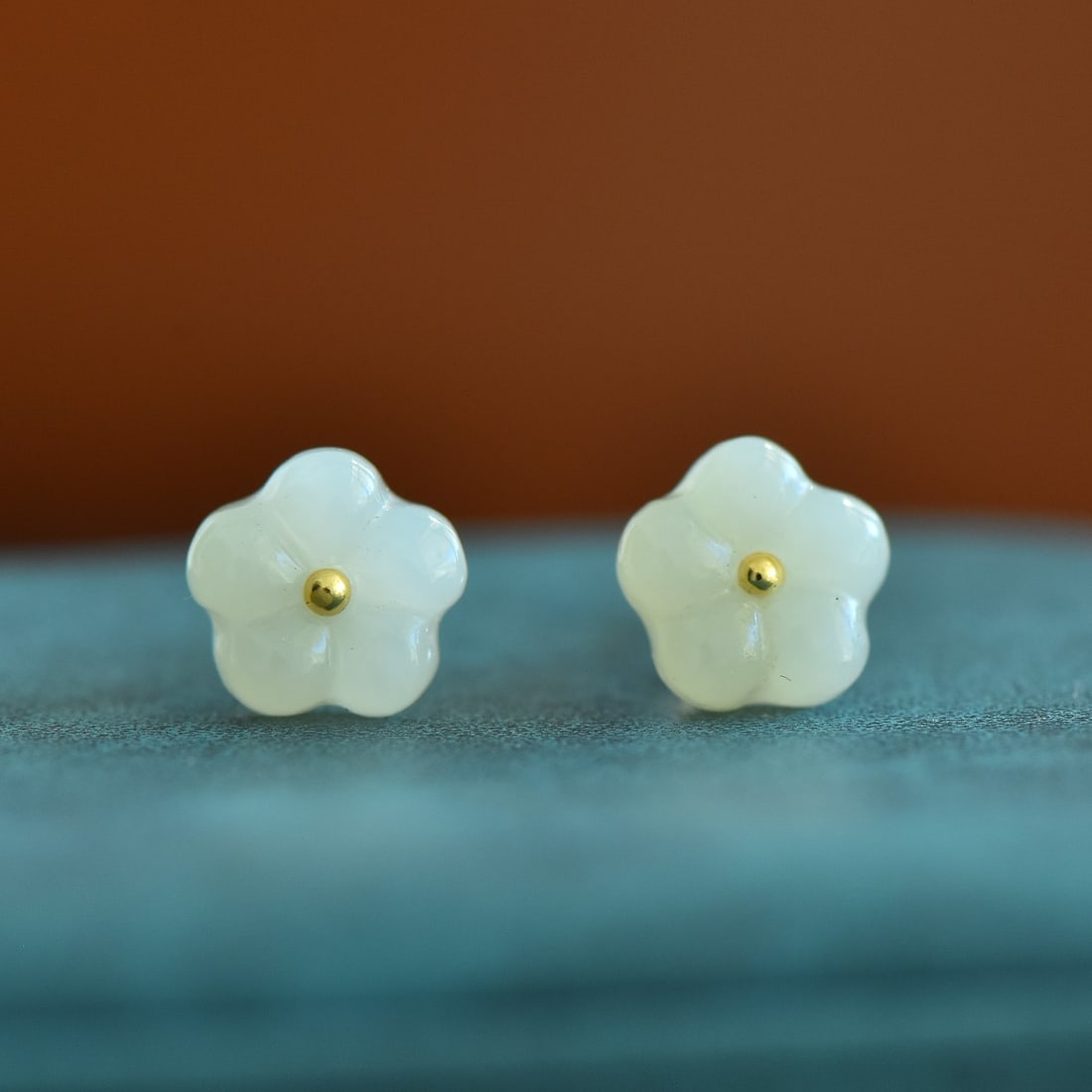 A Pair of Exquisite Sterling Silver-Gold Plated Inlaid White Jade Earrings: A Pair of Exquisite Sterling Silver-Gold Plated Inlaid White Jade Earrings,Size:10mmx10mm 一对纯银镀金镶白玉耳钉