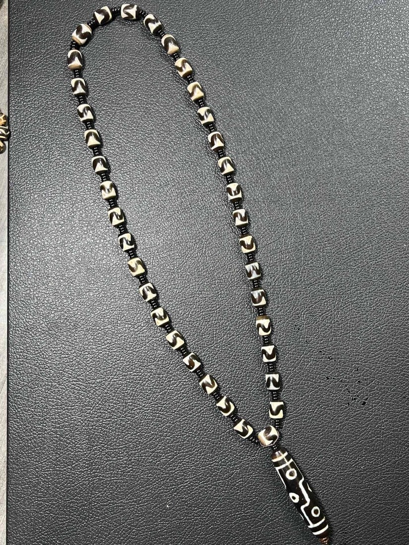 An Exquisite Dzi Bead Necklace (1 of 9)