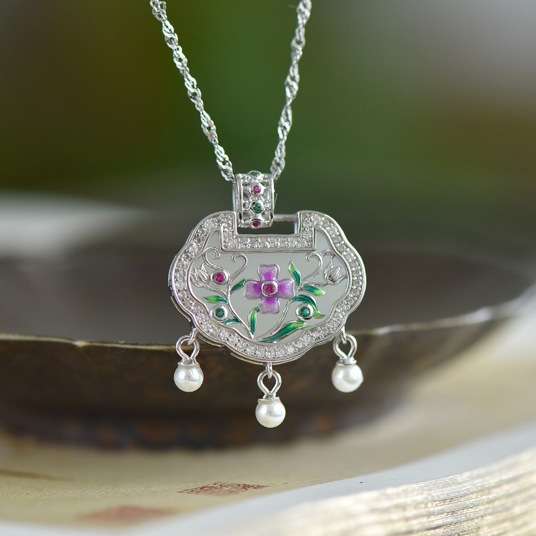 An Exquisite Sterling Silver Inlaid White Jade Pendant,Inlaid Pearls: An Exquisite Sterling Silver Inlaid White Jade Pendant,Inlaid Pearls,Size:15mmx20mm 纯银镶白玉吊坠，嵌珍珠