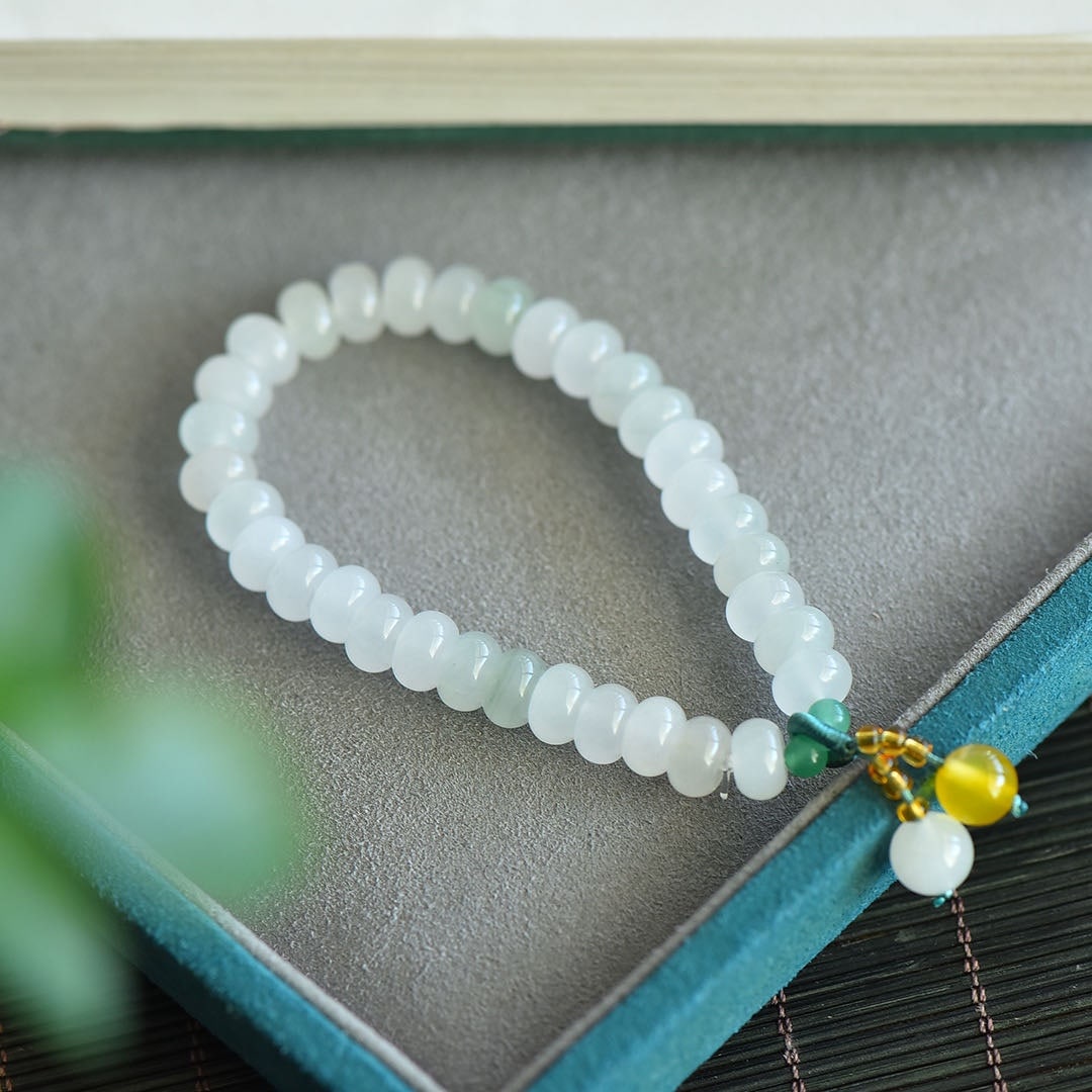 An Exquisite White Jade Bracelets: An Exquisite White Jade Bracelets 白玉手串