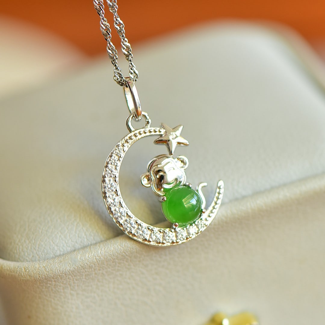 An Exquisite Sterling Silver Inlaid Jasper Pendant,Inlaid Diamonds: An Exquisite Sterling Silver Inlaid Jasper Pendant,Inlaid Diamonds,Size:5mmx5mm 纯银镶碧玉吊坠,嵌钻石