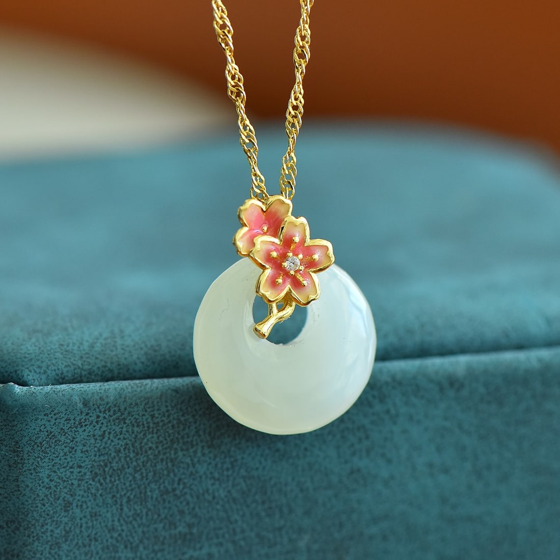 An Exquisite Sterling Silver-Gold Plated Inlaid White Jade Pendant: An Exquisite Sterling Silver-Gold Plated Inlaid White Jade Pendant,Size:15mmx15mm 纯银镀金镶白玉吊坠