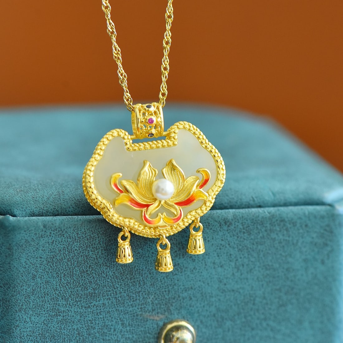 An Exquisite Sterling Silver-Gold Plated Inlaid White Jade Enamel Pendant: An Exquisite Sterling Silver-Gold Plated Inlaid White Jade Enamel Pendant,Size:15mmx20mm 纯银镀金镶白玉珐琅吊坠