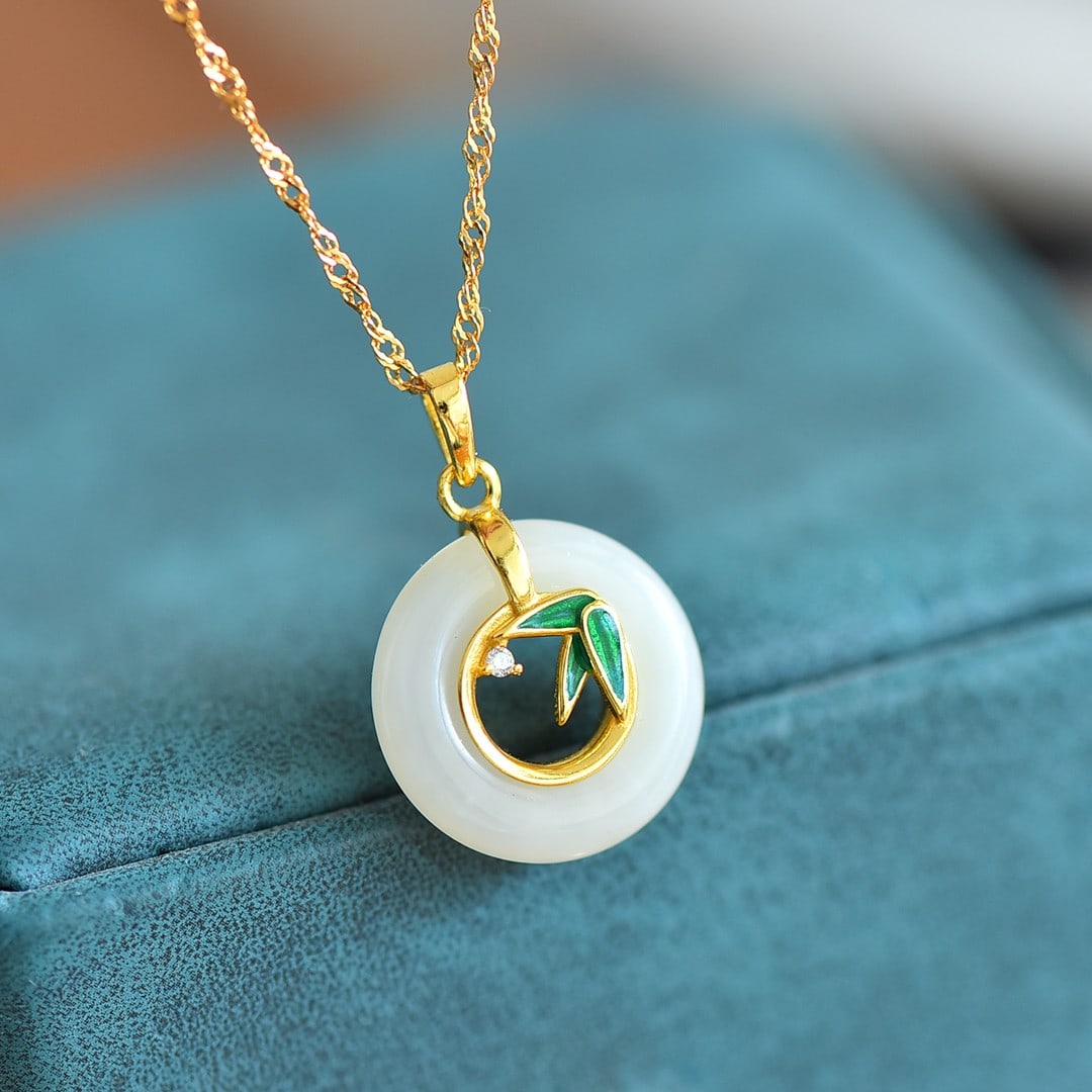 An Exquisite Sterling Silver-Gold Plated Inlaid White Jade Pendant: An Exquisite Sterling Silver-Gold Plated Inlaid White Jade Pendant,Size:15mmx15mm 纯银镀金镶白玉吊坠