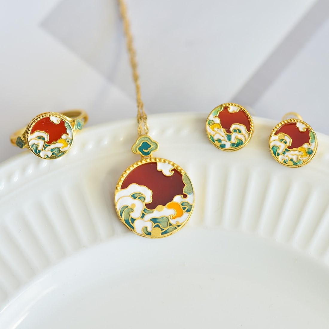 A Set of Fine Sterling Silver-Gold Plated Inlaid Agate Jewelrys: A Set of Fine Sterling Silver-Gold Plated Inlaid Agate Jewelrys 一套纯银镀金镶玛瑙首饰