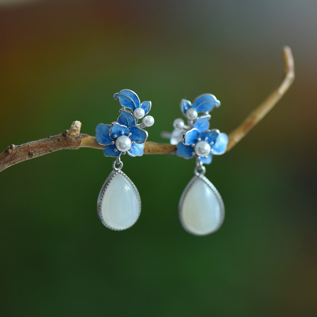 A Pair of Exquisite Sterling Silver Inlaid White Jade Earrings,Inlaid Pearls: A Pair of Exquisite Sterling Silver Inlaid White Jade Earrings,Inlaid Pearls,Size:8mmx12mm 一对纯银镶白玉耳环，嵌珍珠