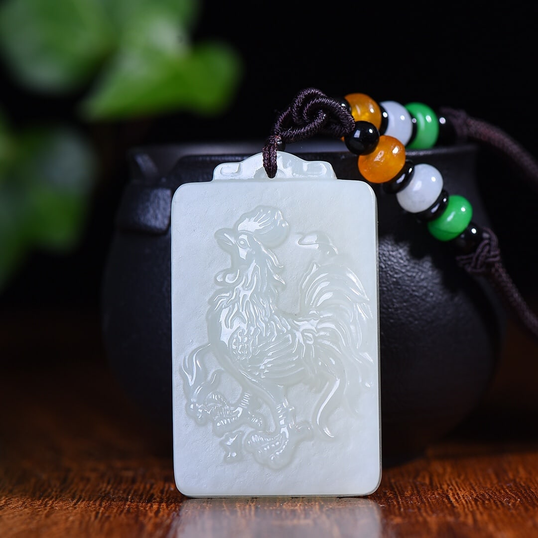 An Exquisite White Jade Rooster Pattern Pendant: An Exquisite White Jade Rooster Pattern Pendant,Size:31mmx50mm (寓意)寓意大吉大利 雕工精湛,玉质温润ń