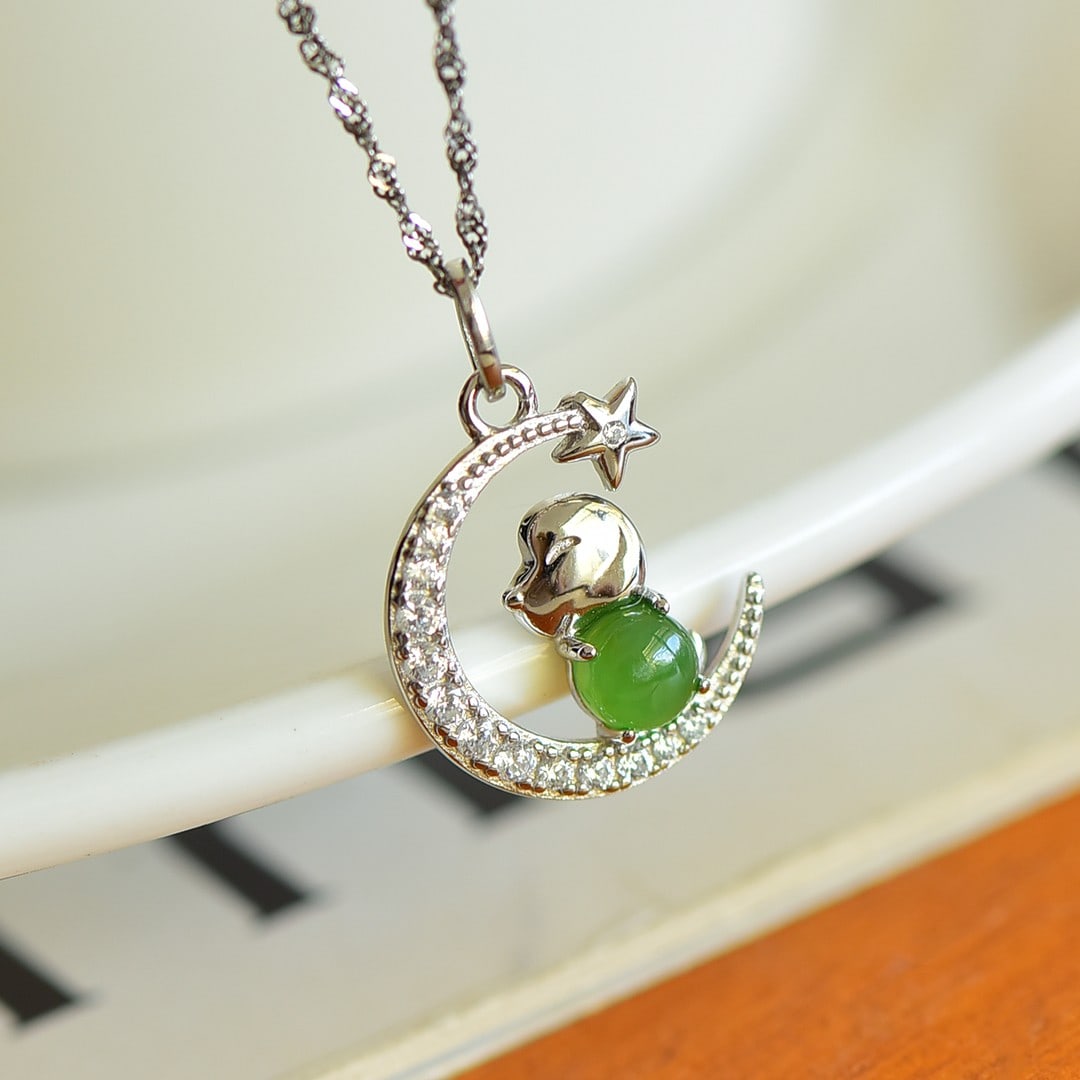 An Exquisite Sterling Silver Inlaid Jasper Pendant,Inlaid Diamonds: An Exquisite Sterling Silver Inlaid Jasper Pendant,Inlaid Diamonds,Size:5mmx5mm 纯银镶碧玉吊坠,嵌钻石