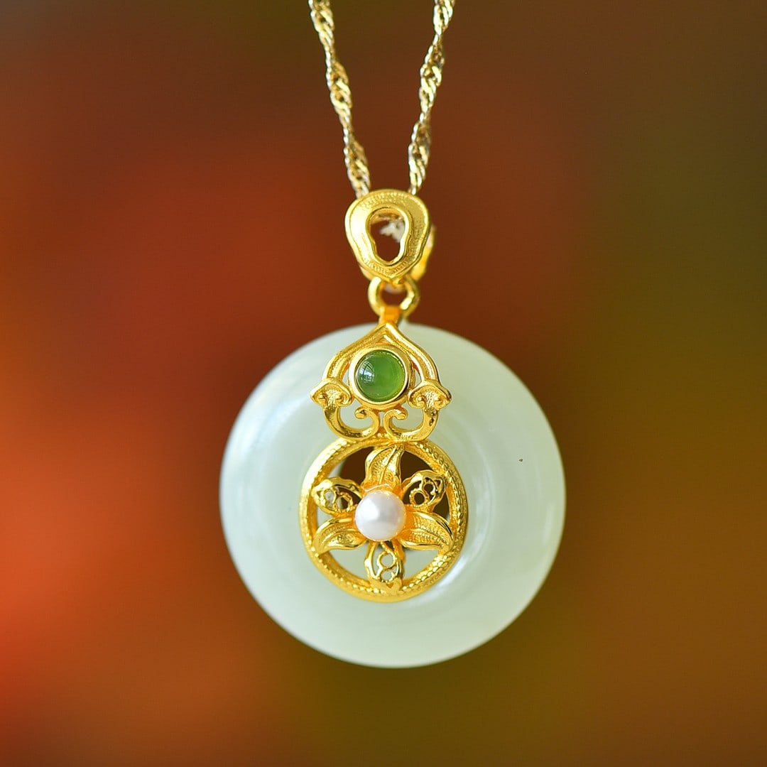 An Exquisite Sterling Silver-Gold Plated Inlaid White Jade Pendant: An Exquisite Sterling Silver-Gold Plated Inlaid White Jade Pendant,Size:28mmx28mm 纯银镀金镶白玉吊坠