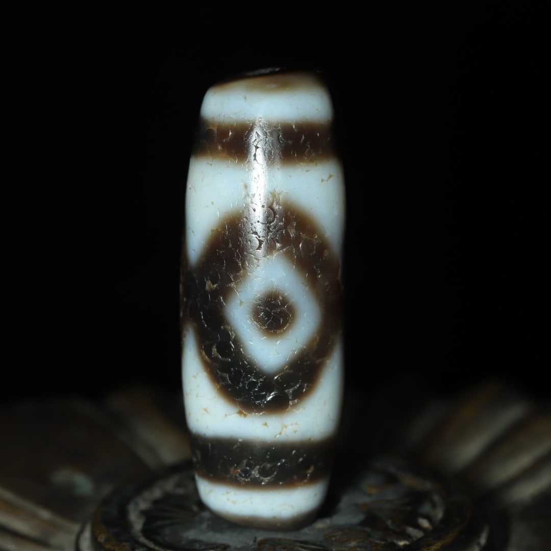 An Exquisite Three Eyes Dzi Bead Pendant: An Exquisite Three Eyes Dzi Bead Pendant，Size：37mmx13mm，Weight：11g 三眼天珠挂件