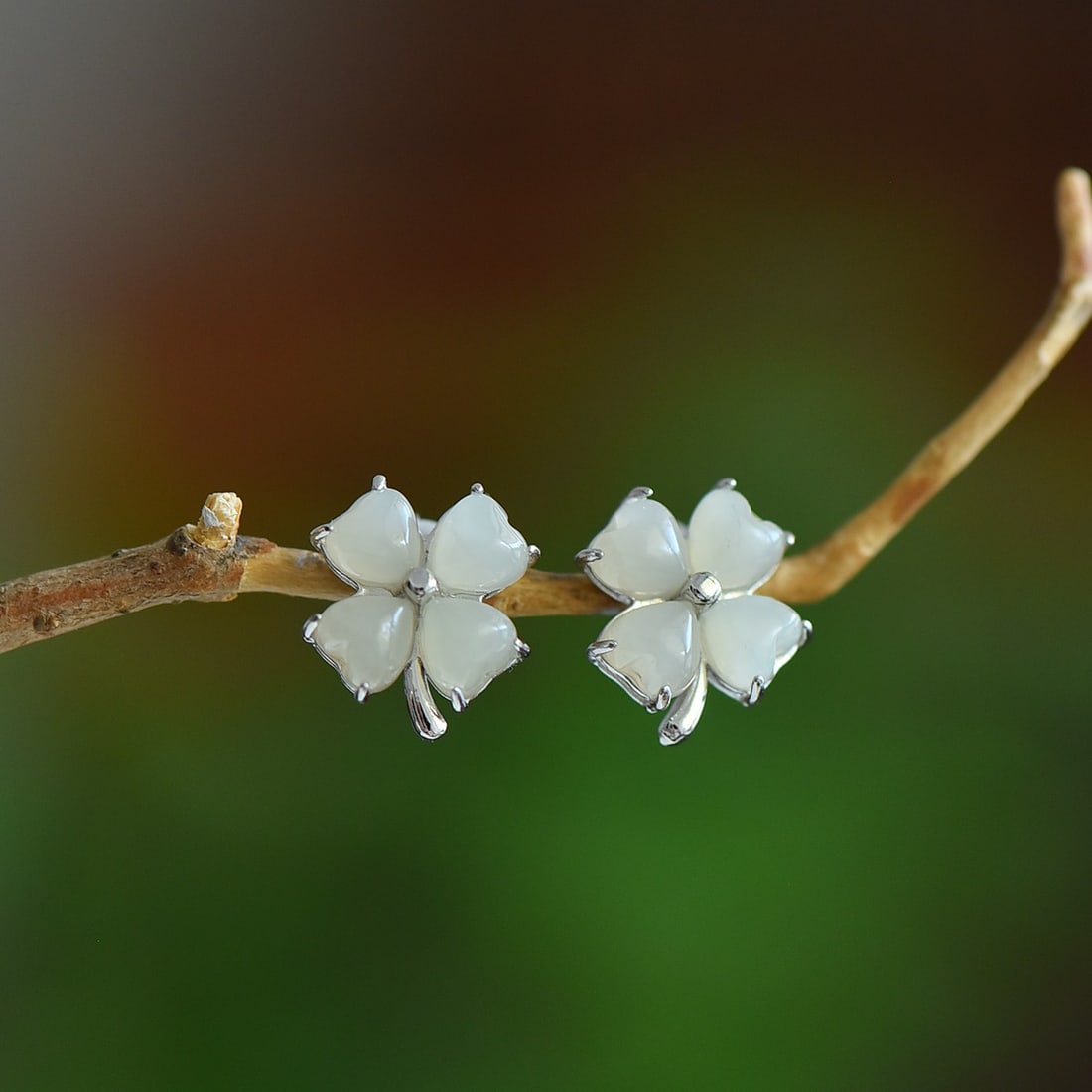 A Pair of Exquisite Sterling Silver Inlaid White Jade Earrings: A Pair of Exquisite Sterling Silver Inlaid White Jade Earring,Size:5mmx5mm 一对纯银镶白玉耳钉