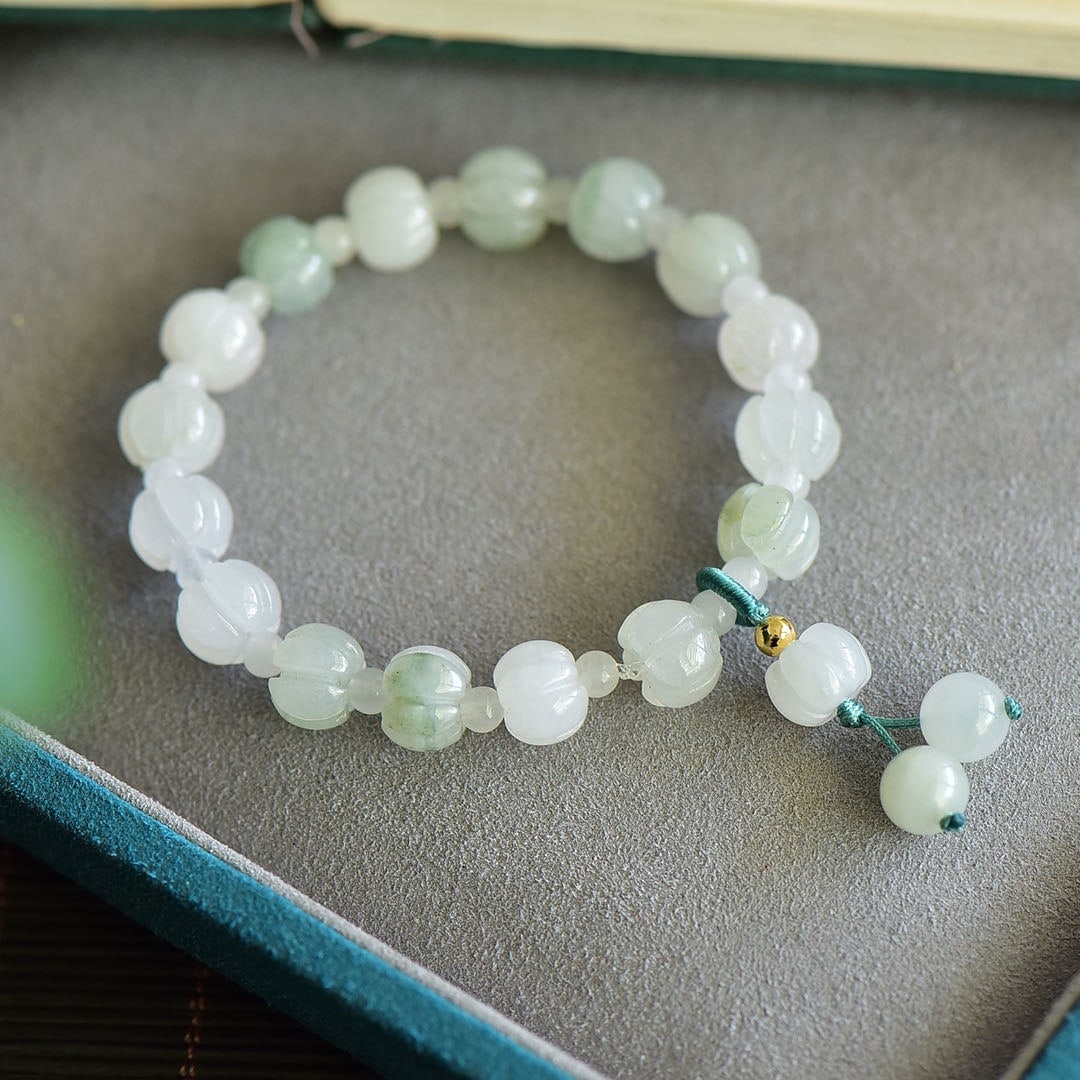An Exquisite White Jade Bracelets: An Exquisite White Jade Bracelets 白玉手串