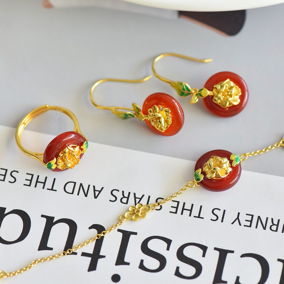 A Set of Fine Sterling Silver-Gold Plated Inlaid Agate Jewelrys: A Set of Fine Sterling Silver-Gold Plated Inlaid Agate Jewelrys 一套纯银镀金镶玛瑙首饰