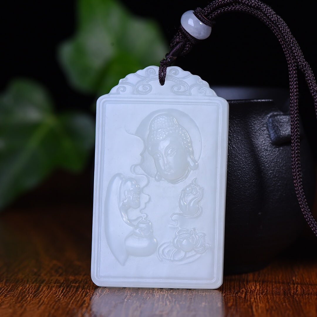 An Exquisite White Jade Buddha Pattern Pendant: An Exquisite White Jade Buddha Pattern Pendant,Size:38mmx60mm (寓意)象征坚强 顺畅如意 驱邪避灾 