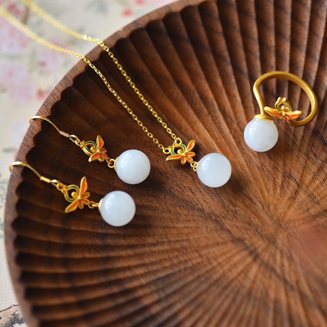 A Set of Fine Sterling Silver-Gold Plated Inlaid White Jade Jewelrys: A Set of Fine Sterling Silver-Gold Plated Inlaid White Jade Jewelrys,Size:(Pendant)10mmx10mm,(Earrings)10mmx10mm,(Ring)10mmx10mm 