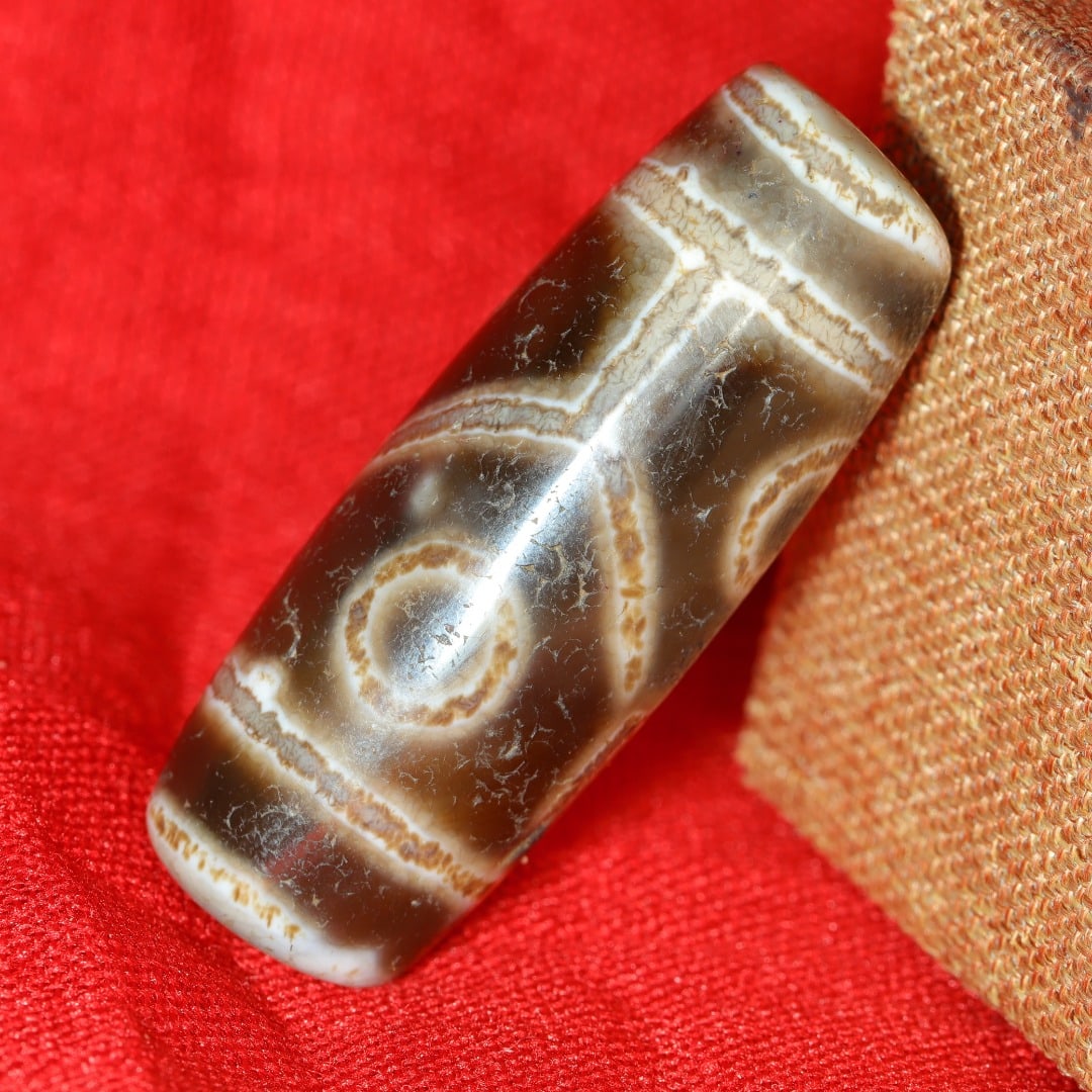 An Exquisite Six Eyes Dzi Bead Pendant: An Exquisite Six Eyes Dzi Bead Pendant，Size：39mmx15mm，Weight：13g 六眼天珠挂件