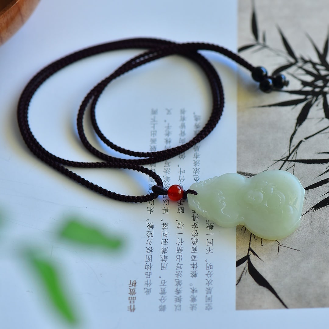 An Exquisite White Jade Maitreya Buddha Gourd-Shaped Pendant: An Exquisite White Jade Maitreya Buddha Gourd-Shaped Pendant,Size:45mmx30mmx6mm 寓意:福禄吉祥 心怀天下 