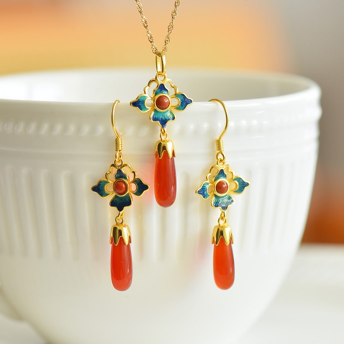 A Set of Fine Sterling Silver-Gold Plated Inlaid Agate Jewelrys: A Set of Fine Sterling Silver-Gold Plated Inlaid Agate Jewelrys 一套纯银镀金镶玛瑙首饰