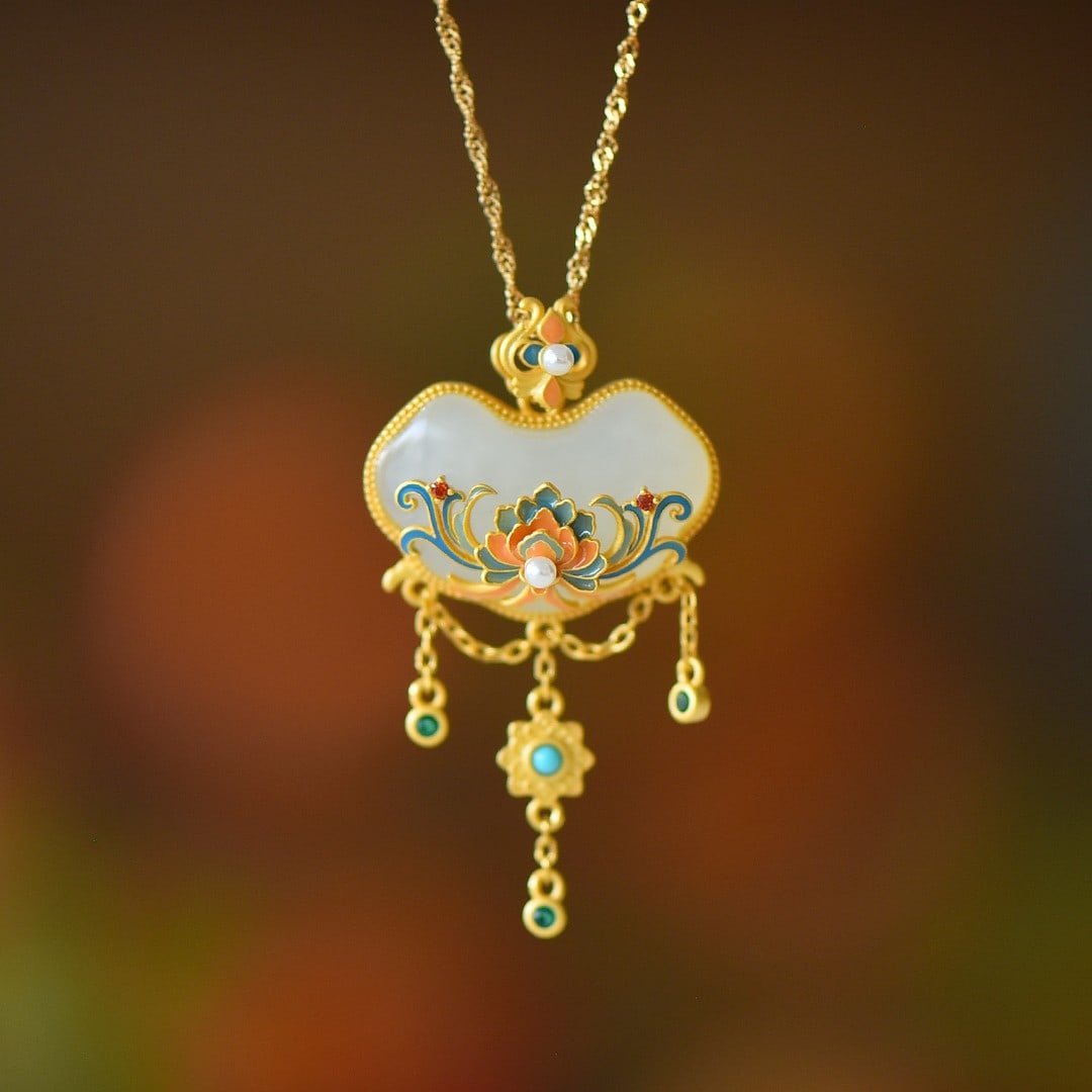 An Exquisite Sterling Silver-Gold Plated Inlaid White Jade Pendant,Inlaid Pearls: An Exquisite Sterling Silver-Gold Plated Inlaid White Jade Pendant,Inlaid Pearls 纯银镀金镶白玉吊坠,嵌珍珠