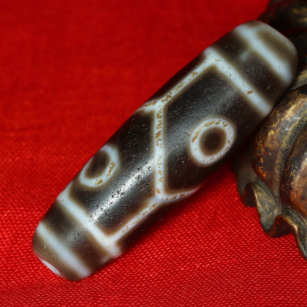 An Exquisite Four Eyes Dzi Bead Pendant: An Exquisite Four Eyes Dzi Bead Pendant，Size：50mmx15mm，Weight：17g 四眼天珠挂件