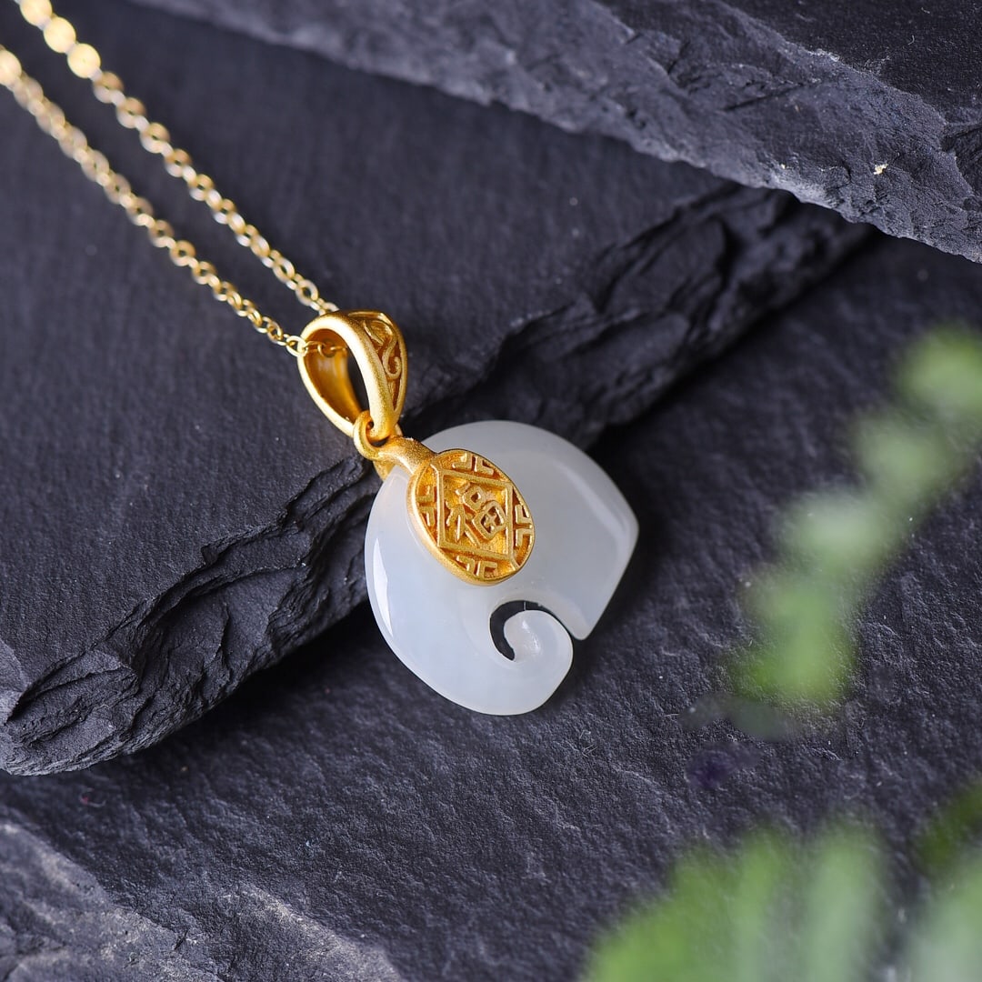 An Exquisite Sterling Silver-Gold Plated Inlaid White Jade Pendant: An Exquisite Sterling Silver-Gold Plated Inlaid White Jade Pendant,Size:15mmx18mm 纯银镀金镶白玉吊坠