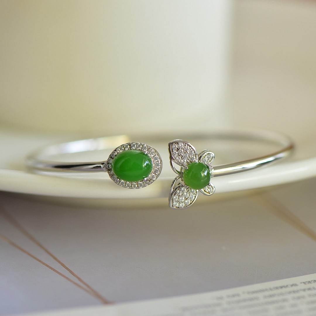 An Exquisite Sterling Silver Inlaid Jasper Bracelets,Inlaid Diamonds: An Exquisite Sterling Silver Inlaid Jasper Bracelets,Inlaid Diamonds,Size:7mmx9mm 纯银镶碧玉手镯,嵌钻石