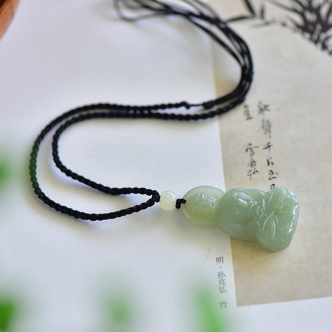 An Exquisite Greenish Jade Sakyamuni Pendant: An Exquisite Greenish Jade Sakyamuni Pendant,Size:25mmx41mm 寓意:吉祥 大慈大悲 普度众生 