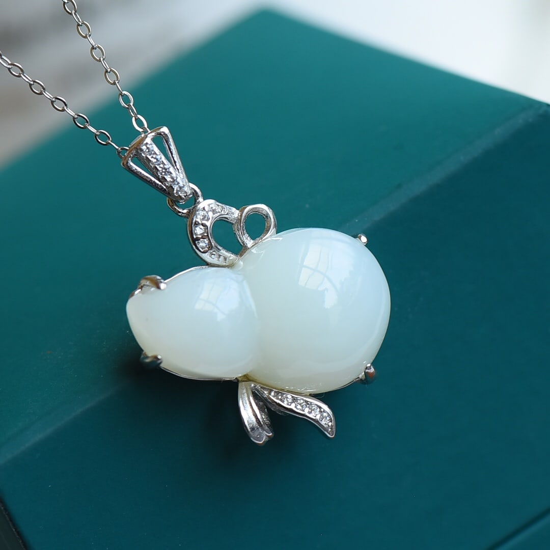 An Exquisite Sterling Silver Inlaid White Jade Gourd Pendant: An Exquisite Sterling Silver Inlaid White Jade Gourd Pendant,Size:14mmx23mm 纯银镶白玉葫芦吊坠
