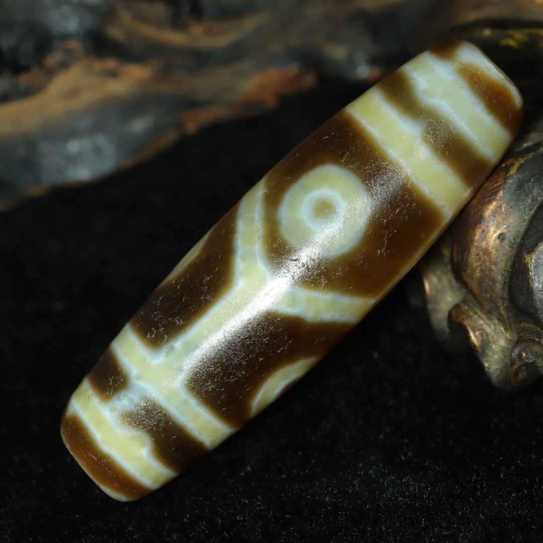 An Exquisite Four Eyes Dzi Bead Pendant: An Exquisite Four Eyes Dzi Bead Pendant，Size：54mmx16mm，Weight：21g 四眼天珠挂件