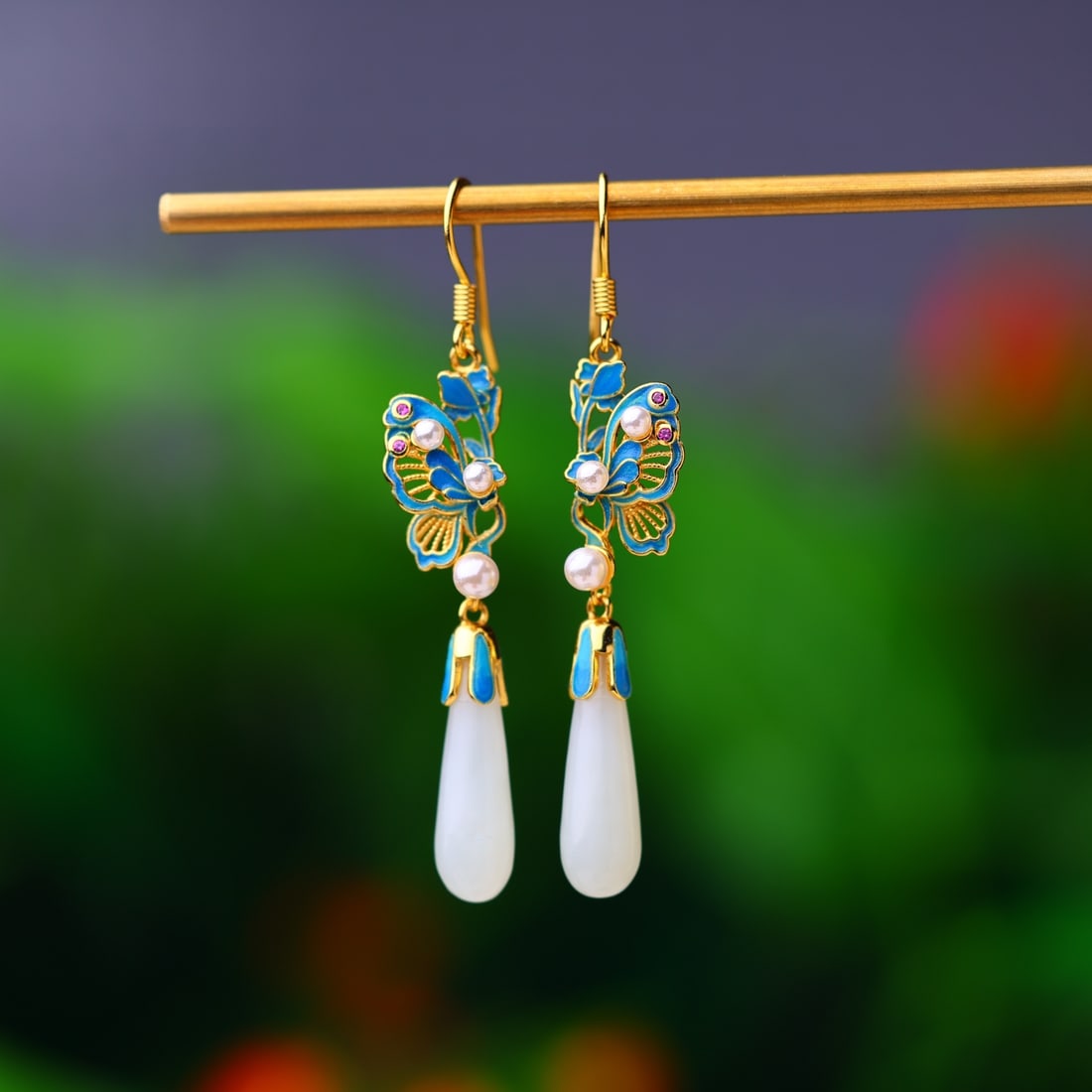 A Pair of Exquisite Sterling Silver-Gold Plated Inlaid White Jade Earrings: A Pair of Exquisite Sterling Silver-Gold Plated Inlaid White Jade Earrings,Size:6mmx20mm 一对纯银镀金镶白玉耳环