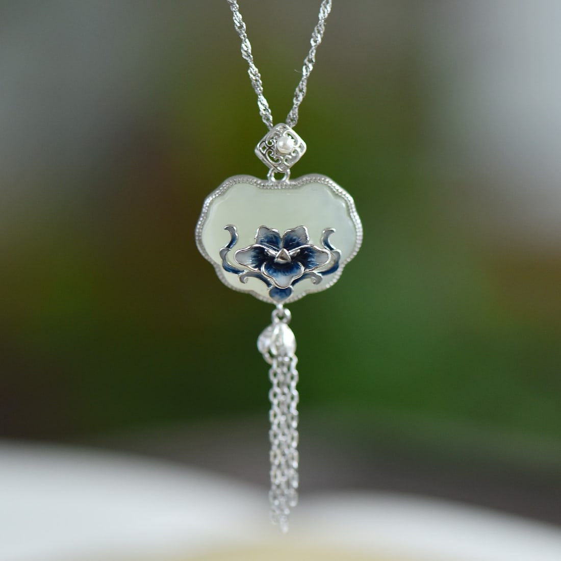 An Exquisite Sterling Silver Inlaid White Jade Pendant,Inlaid Pearls: An Exquisite Sterling Silver Inlaid White Jade Pendant,Inlaid Pearls,Size:16mmx21mm 纯银镶白玉吊坠，嵌珍珠