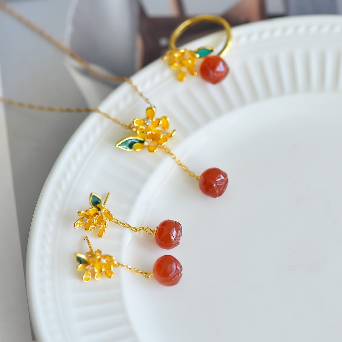 A Set of Fine Sterling Silver-Gold Plated Inlaid Agate Jewelrys: A Set of Fine Sterling Silver-Gold Plated Inlaid Agate Jewelrys 一套纯银镀金镶玛瑙首饰